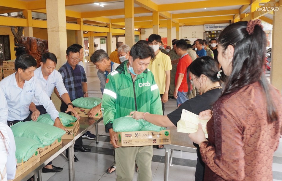 Mỗi phần quà gồm có 10 kg gạo, một thùng mì và phong bì 500 ngàn đồng Mỗi phần quà gồm có 10 kg gạo, một thùng mì và phong bì 500 ngàn đồng