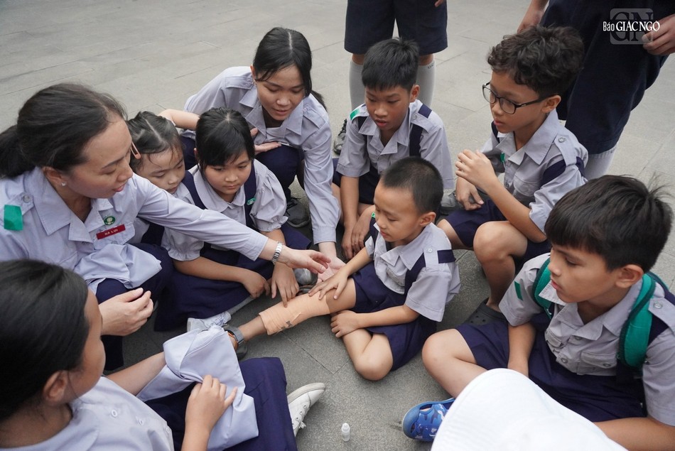 Thử thách cứu thương - Ảnh: T.Châu Thử thách cứu thương - Ảnh: T.Châu