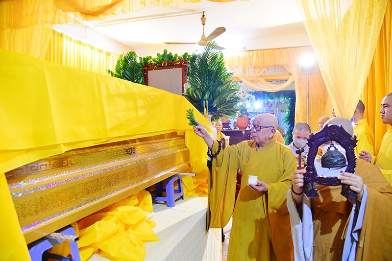 Trưởng lão Hòa thượng Thích Như Tín cử hành nghi thức nhập kim quan Trưởng lão Hòa thượng Thích Như Tín cử hành nghi thức nhập kim quan