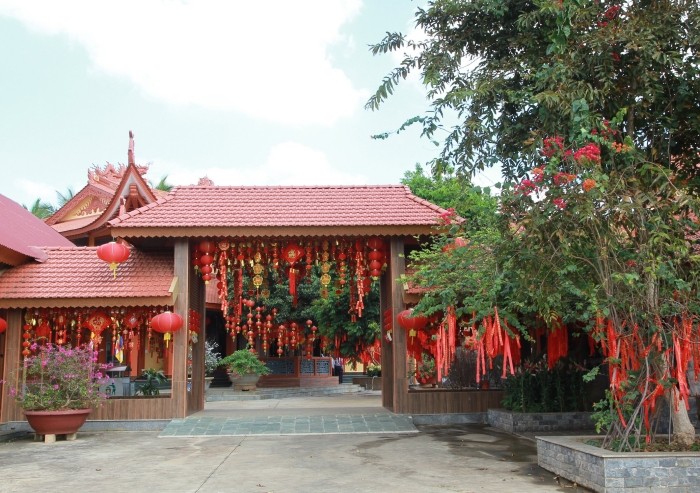 Khuôn viên chùa Phổ Minh