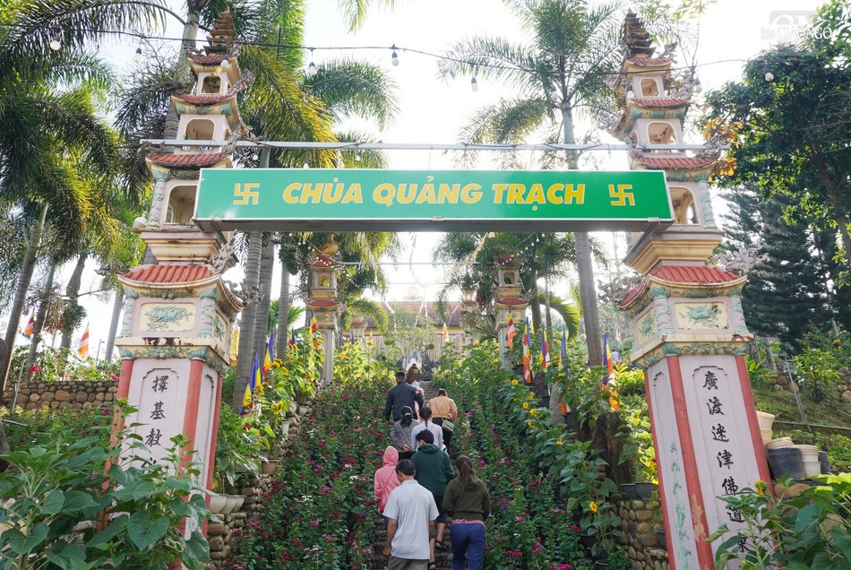 Bà con nô nức về chùa ngày đầu năm - mừng xuân Di Lặc