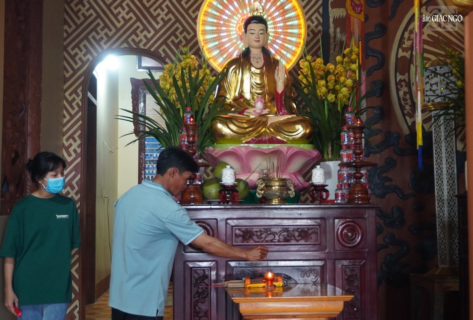 Thắp hương lễ Phật