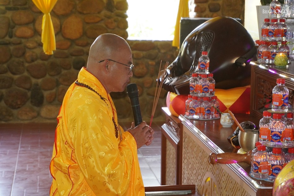 Đại đức Thích Nhuận Độ trong khóa lễ niêm hương, bạch Phật khai đàn Dược Sư chiều mùng 1 Tết