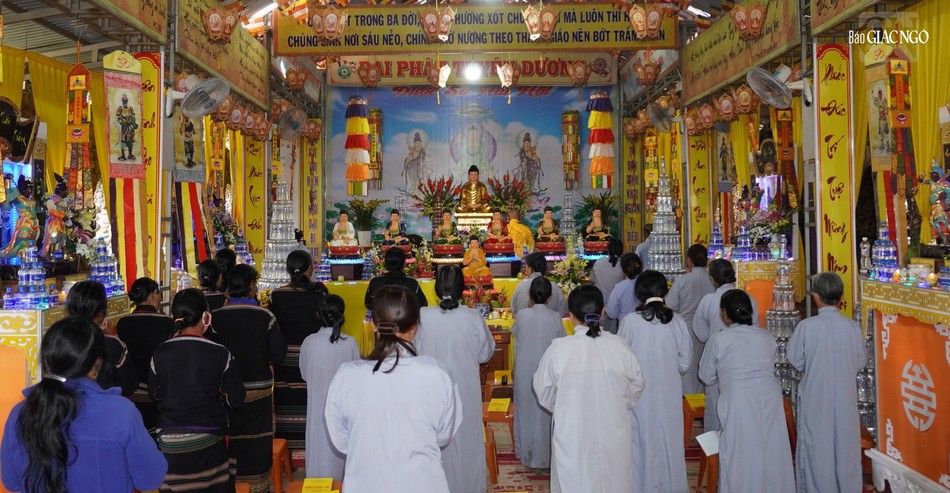 Phật tử tham dự khóa lễ