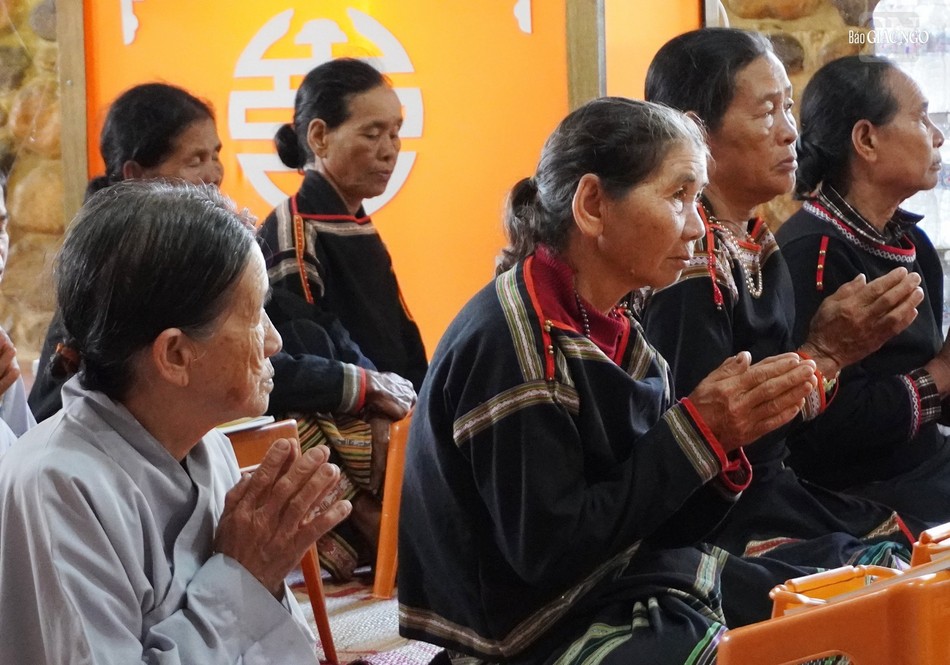 Bà con Phật tử thành kính trong thời kinh