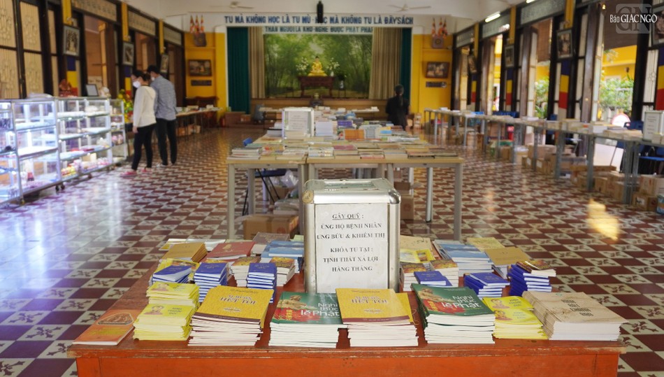 Bạn đọc tùy hỷ bỏ tiền vào thùng gây quỹ khóa tu cho người khiếm thị Bạn đọc tùy hỷ bỏ tiền vào thùng gây quỹ khóa tu cho người khiếm thị