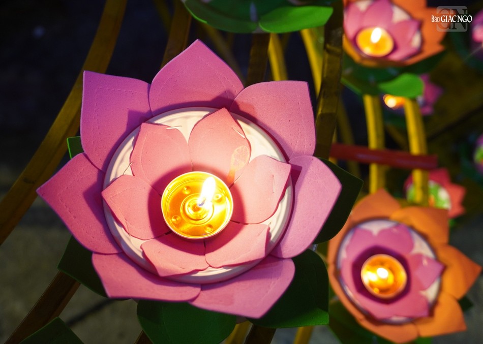 Chùa Candaransi thiết lễ cúng dường 1.250 đèn hoa đăng trong lễ Māghapūjā