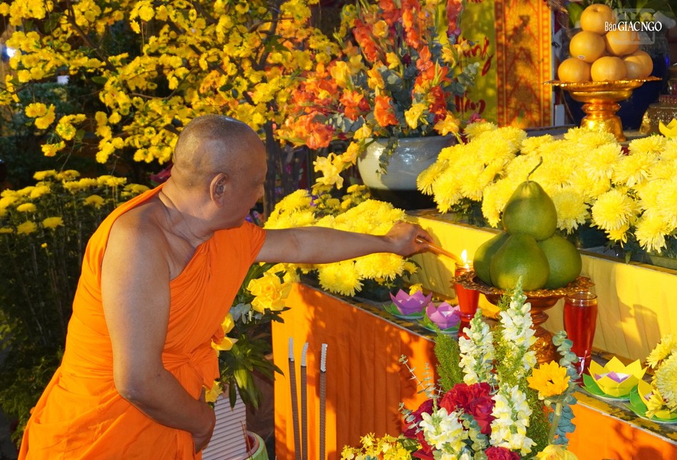 Hòa thượng Danh Lung dâng hương và đèn