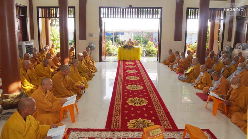 Bố-tát là ngày định kỳ thuyết giới, cùng nhắc nhở nhau về giới pháp của hành giả xuất gia, nhằm nuôi lớn các thiện pháp Bố-tát là ngày định kỳ thuyết giới, cùng nhắc nhở nhau về giới pháp của hành giả xuất gia, nhằm nuôi lớn các thiện pháp