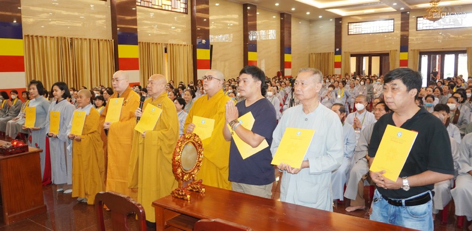 Thượng toa Thích Đức Trường cùng các thành viên Tổ Thông tin - Truyền thông Ban Hoằng pháp GHPGVN TP.HCM phát biểu nhận nhiệm vụ