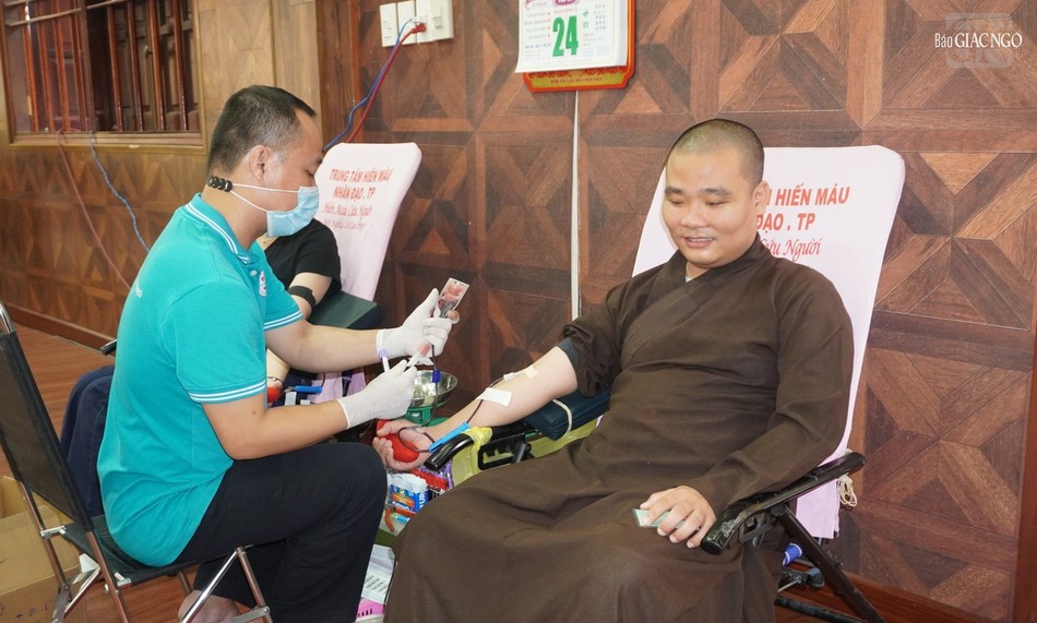 Chư Tăng hiến máu cứu người tại chùa Minh Đạo Chư Tăng hiến máu cứu người tại chùa Minh Đạo