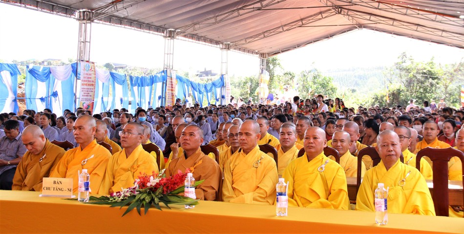 Chư Tăng, đại diện chính quyền và Phật tử tham dự lễ bổ nhiệm trụ trì chùa Phước Nguyên