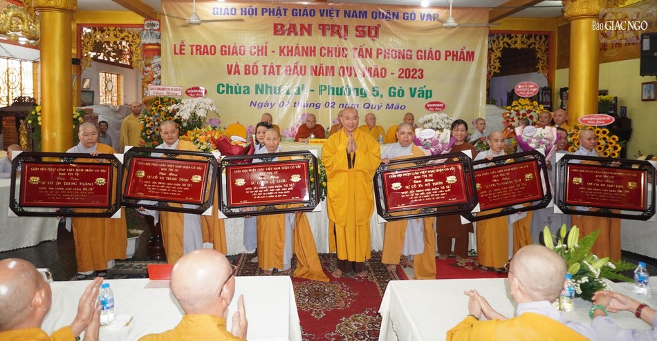 Thượng tọa Thích Phước Nguyên, Phó Tổng Thư ký, Chánh Văn phòng II T.Ư trao khánh chúc mừng đến chư Ni Thượng tọa Thích Phước Nguyên, Phó Tổng Thư ký, Chánh Văn phòng II T.Ư trao khánh chúc mừng đến chư Ni