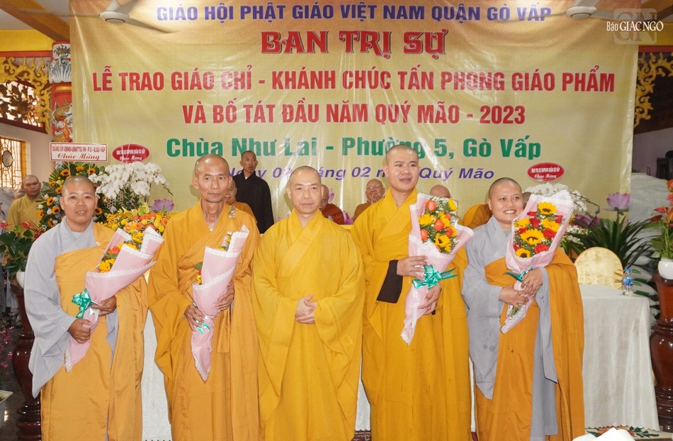 Thượng tọa Thích Quang Thạnh, Ủy viên Hội đồng Trị sự, Phó Văn phòng II TƯGH, Phó ban kiêm Trưởng ban Giáo dục Phật giáo TP tặng hoa chúc mừng đến các vị tân trụ trì Thượng tọa Thích Quang Thạnh, Ủy viên Hội đồng Trị sự, Phó Văn phòng II TƯGH, Phó ban kiêm Trưởng ban Giáo dục Phật giáo TP tặng hoa chúc mừng đến các vị tân trụ trì