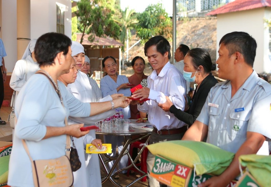 Tặng quà đến người mù