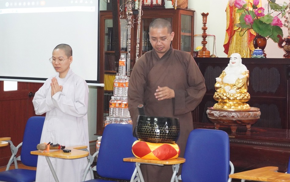 Tiếng chuông mở đầu cho năm học mới của lớp giáo lý tại chùa Bửu Đà Tiếng chuông mở đầu cho năm học mới của lớp giáo lý tại chùa Bửu Đà