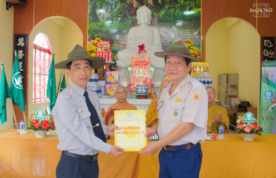 Huynh trưởng Thị cư trao quyết định đến huynh trưởng Tuệ Nghĩa, Gia trưởng Gia đình Phật tử Vạn Thiện Huynh trưởng Thị cư trao quyết định đến huynh trưởng Tuệ Nghĩa, Gia trưởng Gia đình Phật tử Vạn Thiện