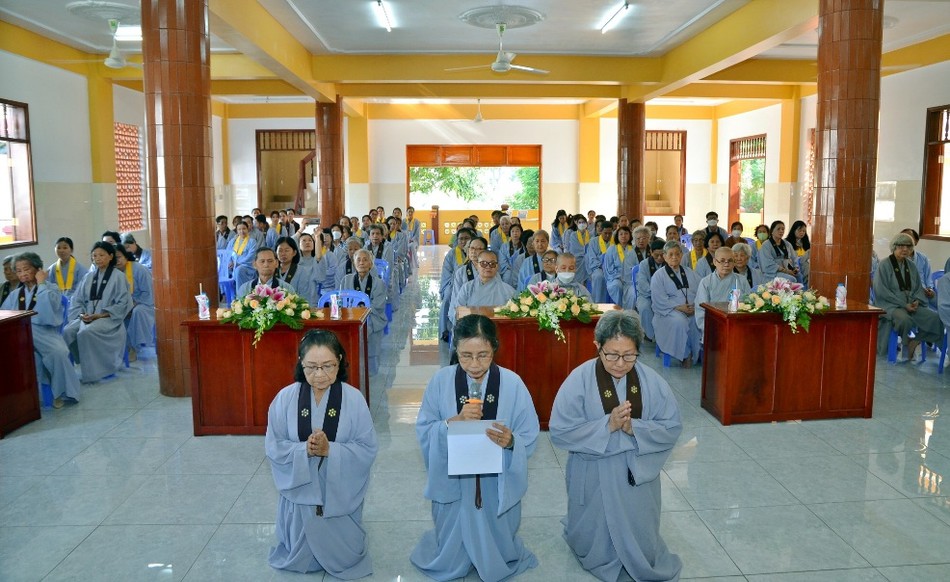 Phật tử dâng lời cảm tưởng Phật tử dâng lời cảm tưởng