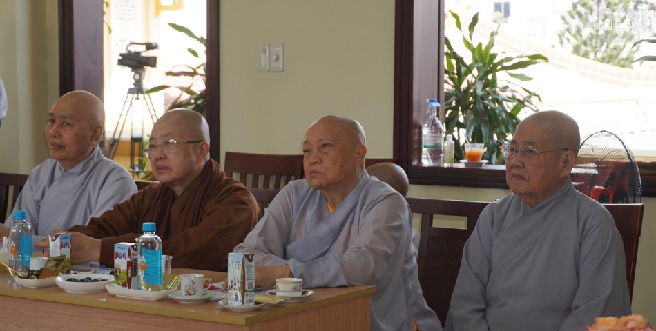 Chư Ni trưởng lắng nghe đóng góp ý kiến cho các Phật sự