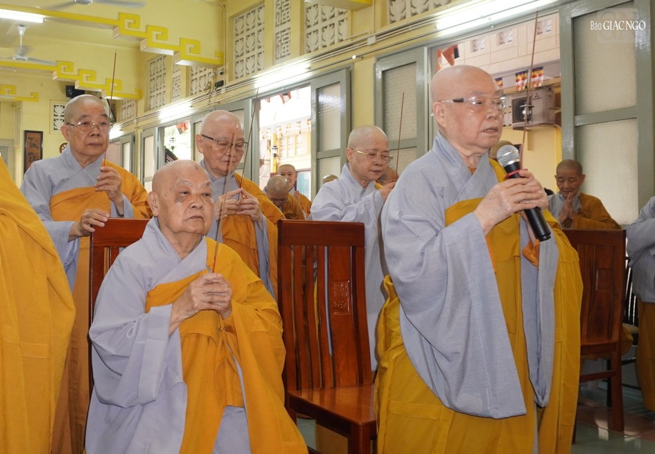 Chư Ni trưởng niêm hương tưởng niệm Chư Ni trưởng niêm hương tưởng niệm