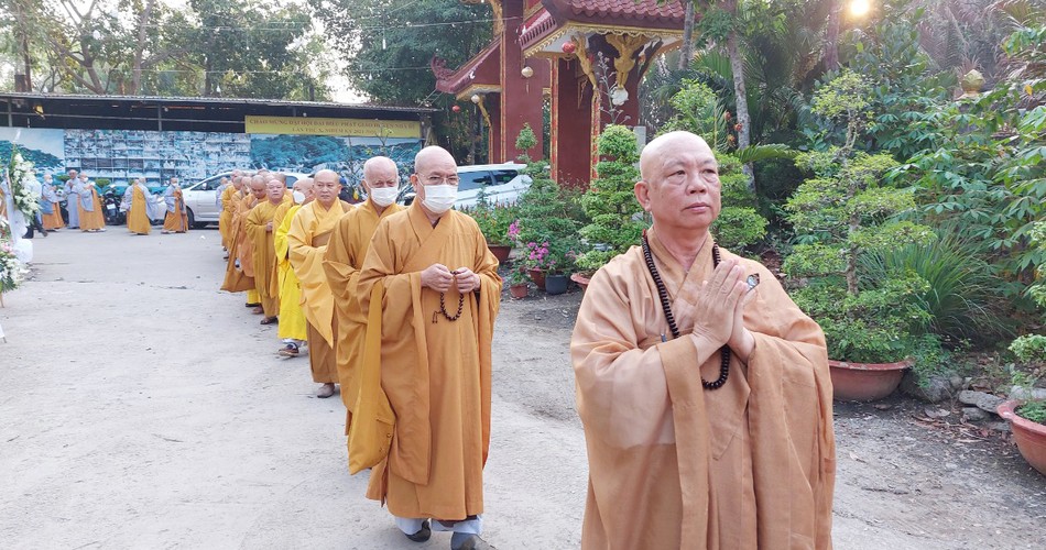 Chư Tăng Ni hộ niệm tiễn đưa Chư Tăng Ni hộ niệm tiễn đưa