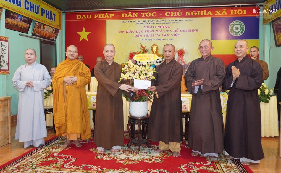 Ban Giáo dục Phật giáo TP.HCM tặng hoa, cùng tịnh tài đến Lớp sơ cấp Phật học huyện Củ Chi Ban Giáo dục Phật giáo TP.HCM tặng hoa, cùng tịnh tài đến Lớp sơ cấp Phật học huyện Củ Chi