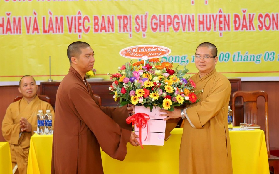 Đại đức Thích Vạn Hiển, tân Trưởng ban Trị sự GHPGVN H.Đắk Song nhận lắng hoa chúc mừng từ Đại đức Thích Quảng Tráng Đại đức Thích Vạn Hiển, tân Trưởng ban Trị sự GHPGVN H.Đắk Song nhận lắng hoa chúc mừng từ Đại đức Thích Quảng Tráng