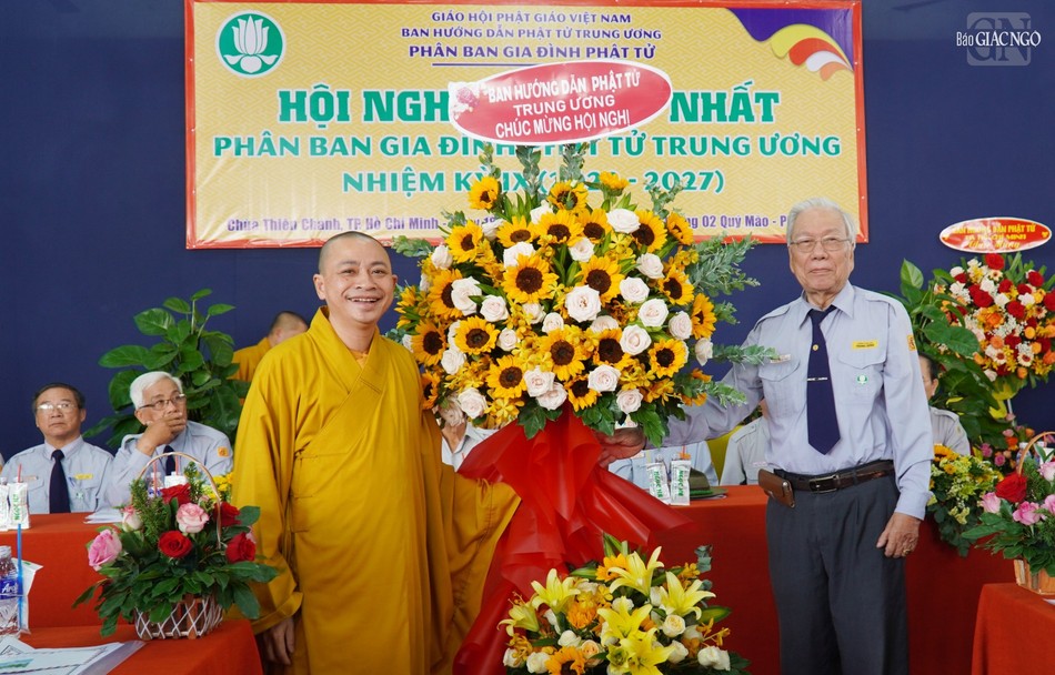 Thượng tọa Thích Quảng Tiến tặng hoa chúc mừng Thượng tọa Thích Quảng Tiến tặng hoa chúc mừng