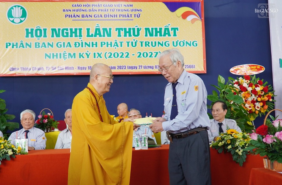 Hòa thượng Thích Khế Chơn trao tịnh tài ủng hộ đến Phân ban Gia đình Phật tử TP.HCM Hòa thượng Thích Khế Chơn trao tịnh tài ủng hộ đến Phân ban Gia đình Phật tử TP.HCM