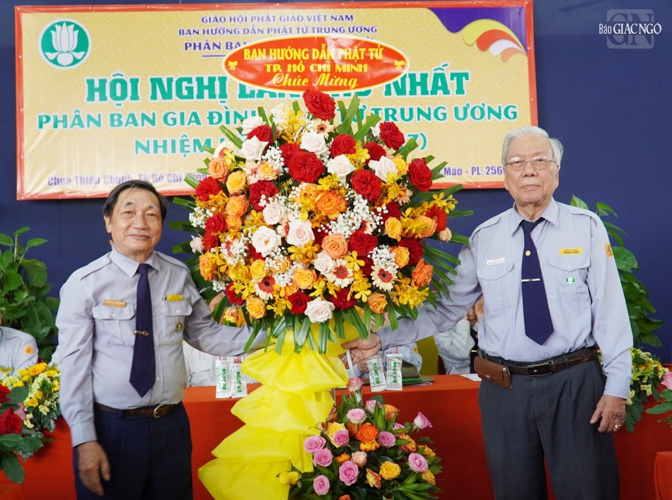 Huynh trưởng Thị Cư, Trưởng phân ban Gia đình Phật tử TP.HCM đại diện Ban Hướng dẫn Phật tử thành phố trao lẵng hoa chúc mừng Huynh trưởng Thị Cư, Trưởng phân ban Gia đình Phật tử TP.HCM đại diện Ban Hướng dẫn Phật tử thành phố trao lẵng hoa chúc mừng