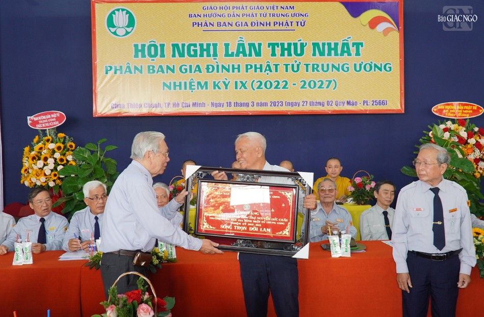 Huynh trưởng cấp Dũng Tâm Giới - Phan Ngọc Thảo tặng quà tri ân đến huynh trưởng cấp Dũng Tâm Duệ - Nguyễn Đức Châu, Cố vấn Phân ban Gia đình Phật tử T.Ư nhiệm kỳ 2022-2027 Huynh trưởng cấp Dũng Tâm Giới - Phan Ngọc Thảo tặng quà tri ân đến huynh trưởng cấp Dũng Tâm Duệ - Nguyễn Đức Châu, Cố vấn Phân ban Gia đình Phật tử T.Ư nhiệm kỳ 2022-2027