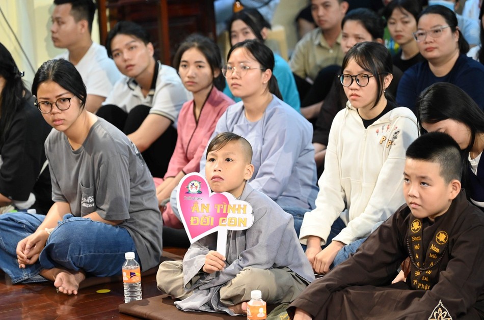 Nhiều bạn trẻ và Phật tử về chùa tham dự Nhiều bạn trẻ và Phật tử về chùa tham dự