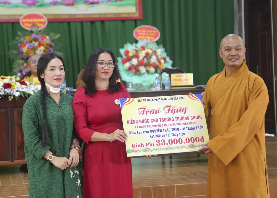 Trao ủng hộ chương trình giếng nước sạch