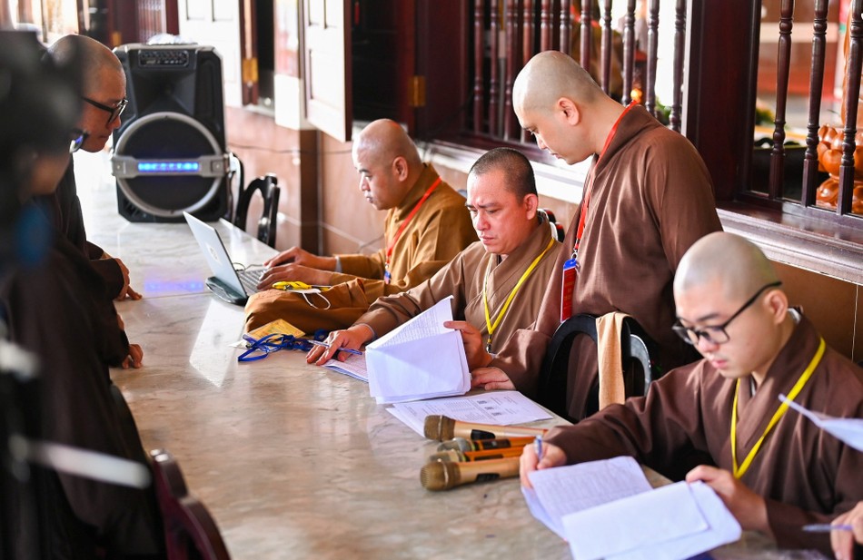 Chư tôn đức làm thủ tục cho các giới tử