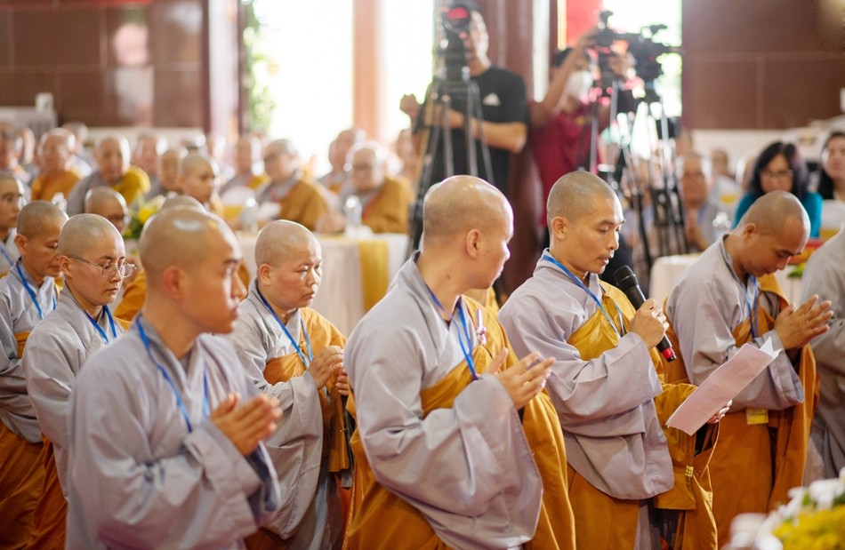 Giới tử dâng lời phát nguyện thọ giới Giới tử dâng lời phát nguyện thọ giới