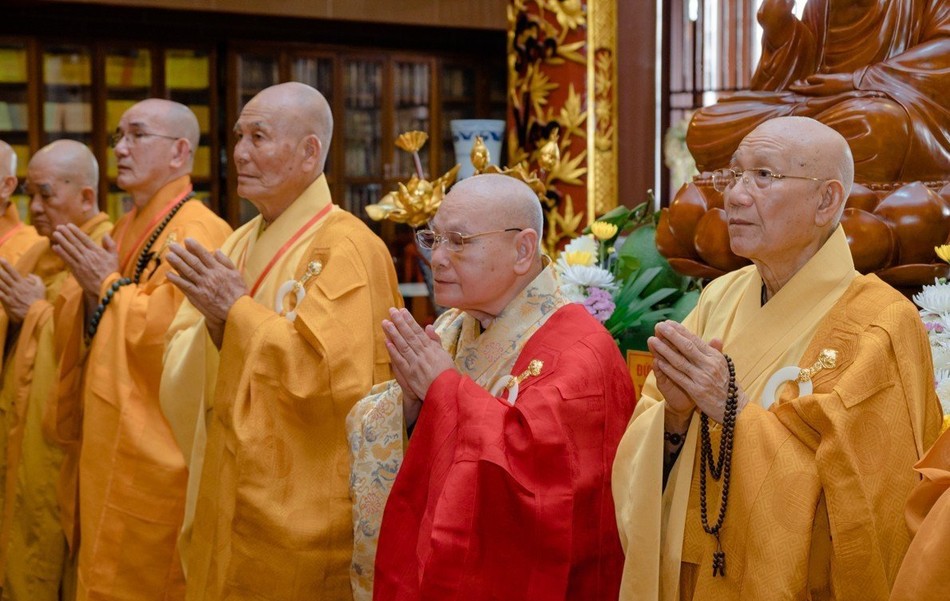 Chư tôn đức giới sư đảnh lễ lịch đại Tổ sư