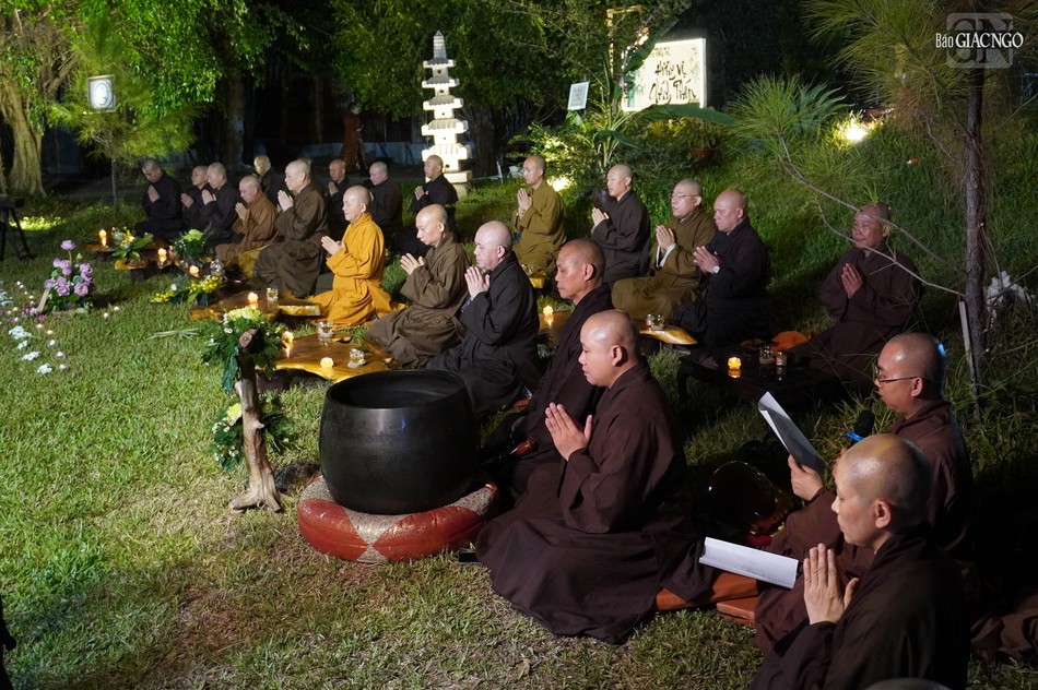 Niệm Phật và dâng lời quán niệm Niệm Phật và dâng lời quán niệm