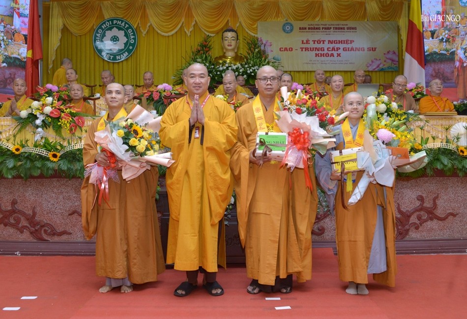 Thượng tọa Thích Phước Nguyện tặng quà đến 3 vị thủ khoa lớp đào tạo Cao - Trung cấp giảng sư khóa X (2019-2022)