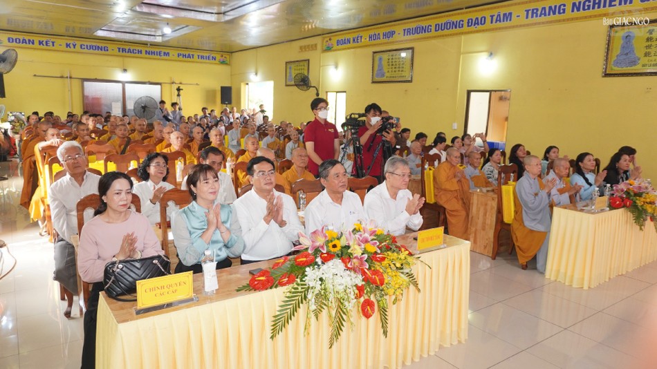 Chư tôn đức và chính quyền tham dự