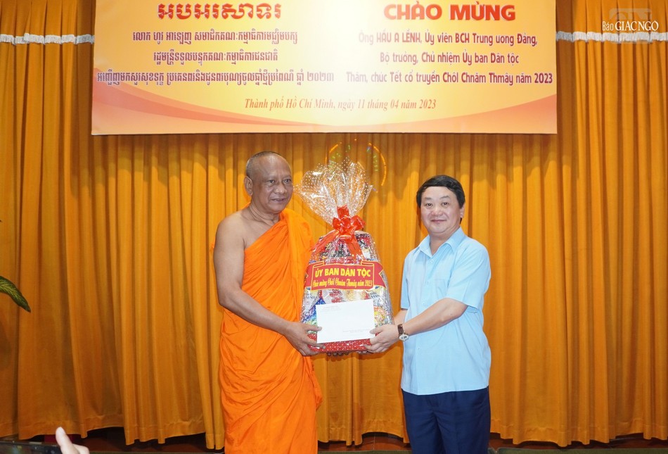 Ông Hầu A Lềnh, Bộ Trưởng, Chủ nhiệm Ủy ban Dân tộc tặng quà chúc mừng Tết cổ truyền đến Hòa thượng Danh Lung