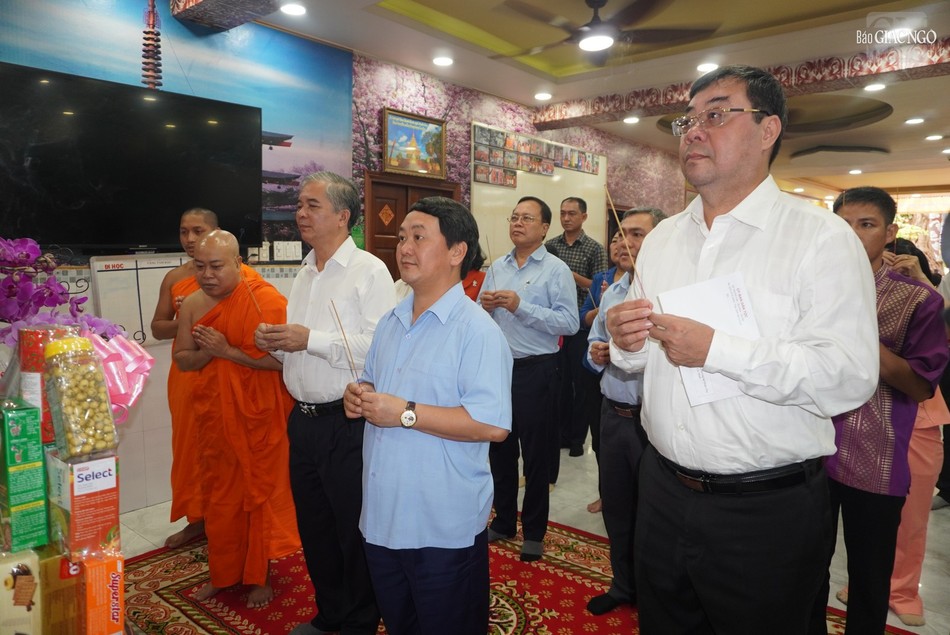 Đoàn lễ Phật tại chùa Pothiwong