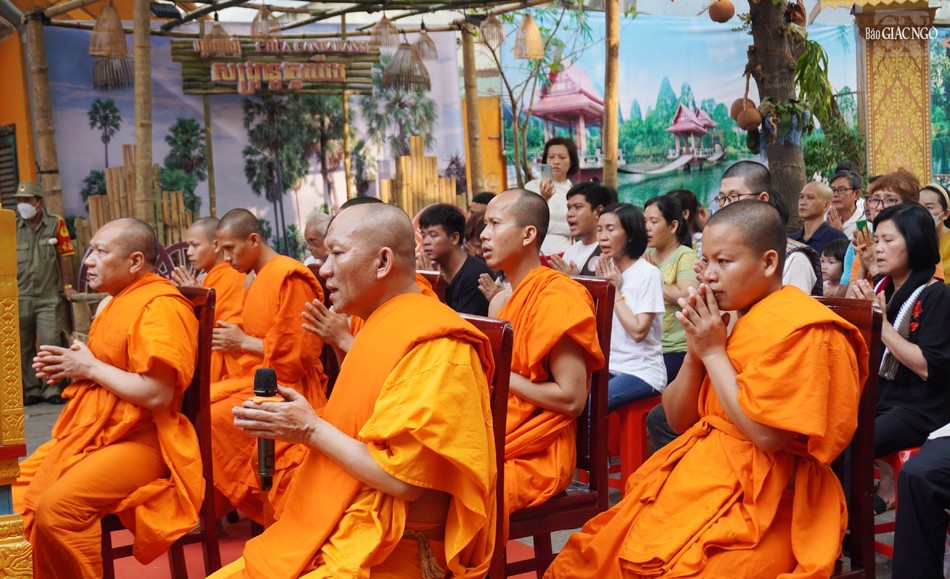 Chư Tăng trong lễ giao thừa Chư Tăng trong lễ giao thừa