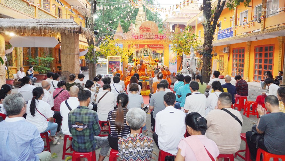 Hòa thượng Danh Lung nói về ý nghĩa lễ đón chư thiên năm mới trong Tết cổ truyền Chôl Chnăm Thmây Hòa thượng Danh Lung nói về ý nghĩa lễ đón chư thiên năm mới trong Tết cổ truyền Chôl Chnăm Thmây