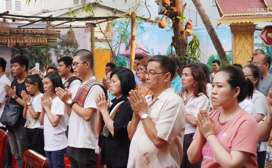 Phật tử về chùa đón giao thừa truyền thống của người Khmer Phật tử về chùa đón giao thừa truyền thống của người Khmer