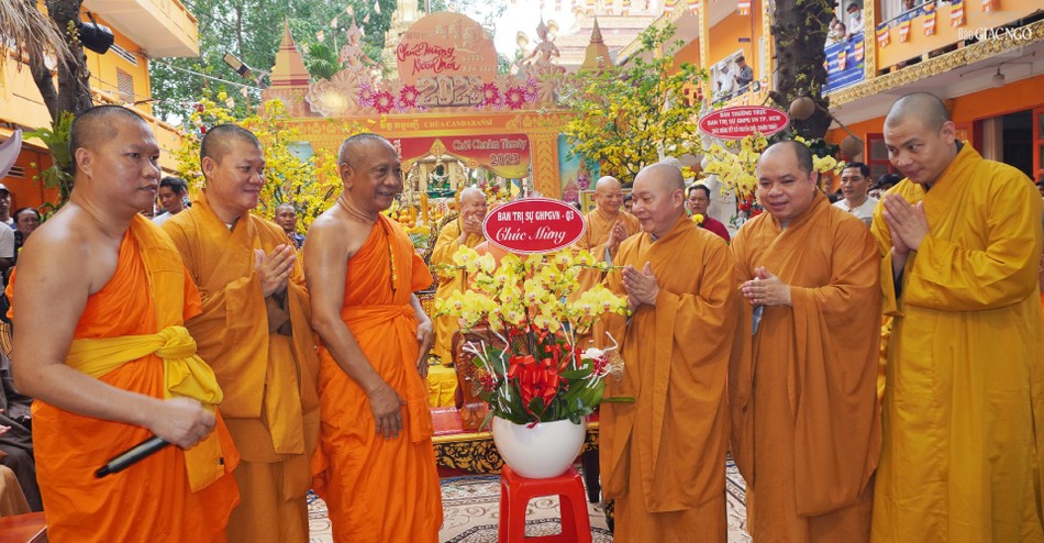 Lẵng hoa chúc mừng của Phật giáo Q.3