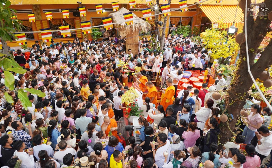 Lễ tắm cho các nhà sư cao niên, tượng trưng cho lễ chúc phúc, chúc thọ cho các vị sư lớn tuổi trong năm mới