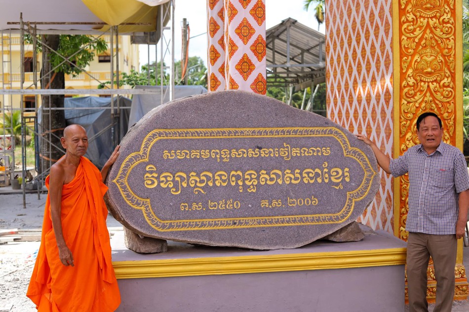 Hoà thượng Đào Như, Phó Chủ tịch Hội đồng Trị sự, Trưởng Ban Trị sự GHPGVN TP.Cần Thơ, Viện trưởng Học viện Phật giáo Nam tông Khmer tại TP.Cần Thơ kiểm tra công tác thiết trí sáng ngày 24-4