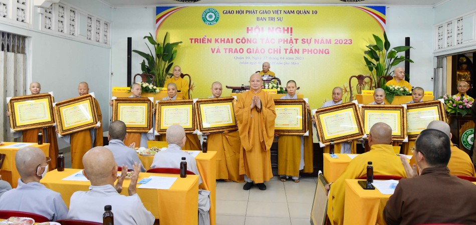 Hòa thượng Thích Lệ Trang trao giáo chỉ tấn phong đến chư Ni Hòa thượng Thích Lệ Trang trao giáo chỉ tấn phong đến chư Ni