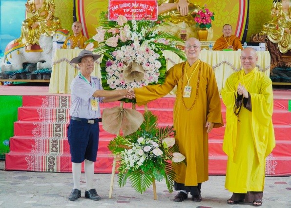 Chư tôn đức Ban Hướng dẫn Phật tử TP.HCM tặng hoa chúc mừng Chư tôn đức Ban Hướng dẫn Phật tử TP.HCM tặng hoa chúc mừng