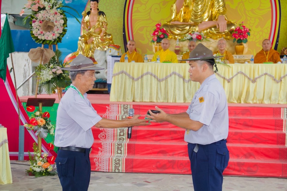 Nghi thức trao còi lệnh đến Đời sống Liên trại Nghi thức trao còi lệnh đến Đời sống Liên trại